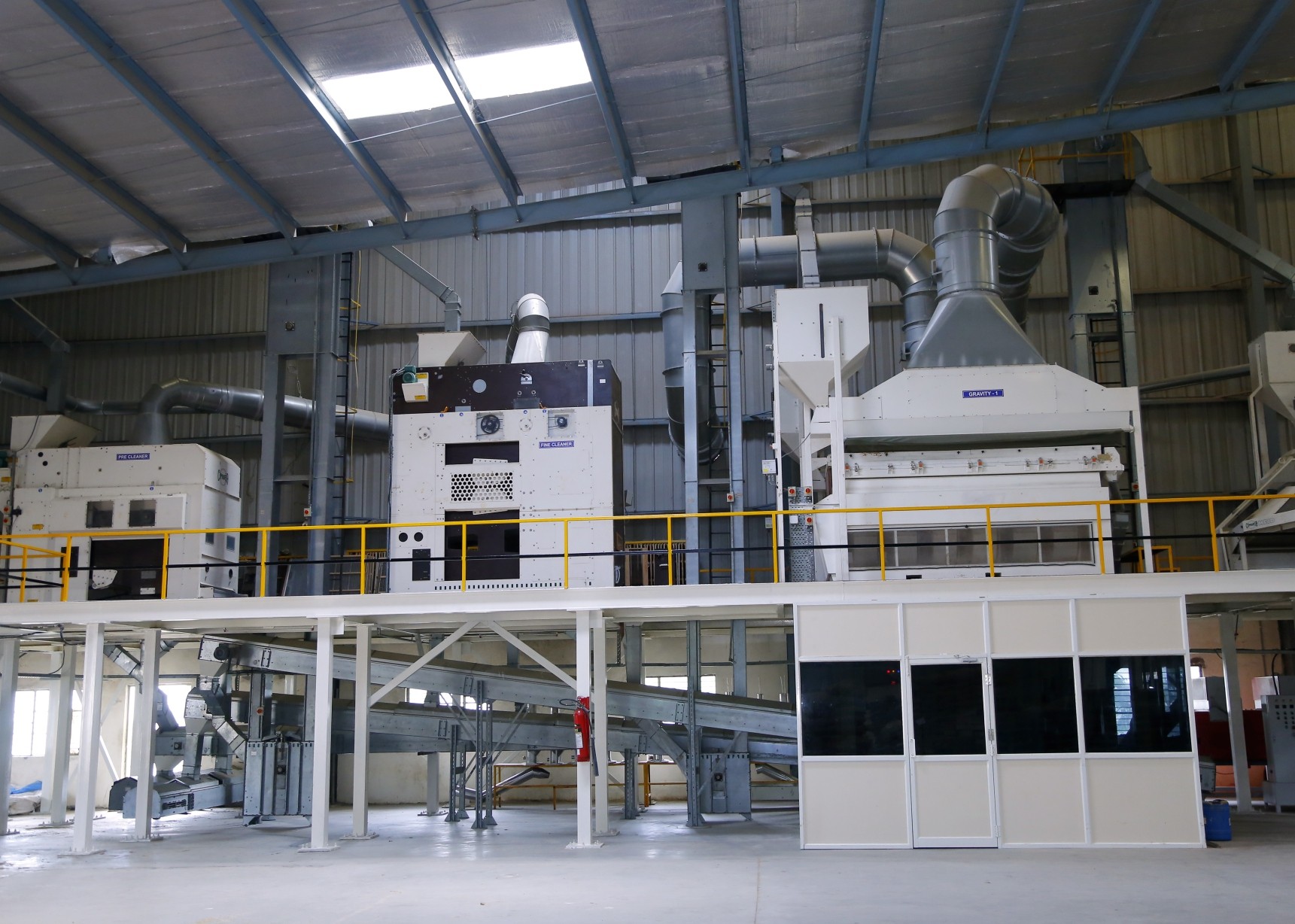 Pre-cleaner, fine cleaner and gravity separator line
